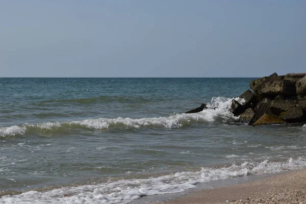 Κύματα Της Γαλαζοπράσινης Θάλασσας Σπάνε Στις Παράκτιες Πέτρες Και Σχηματίζεται — Φωτογραφία Αρχείου