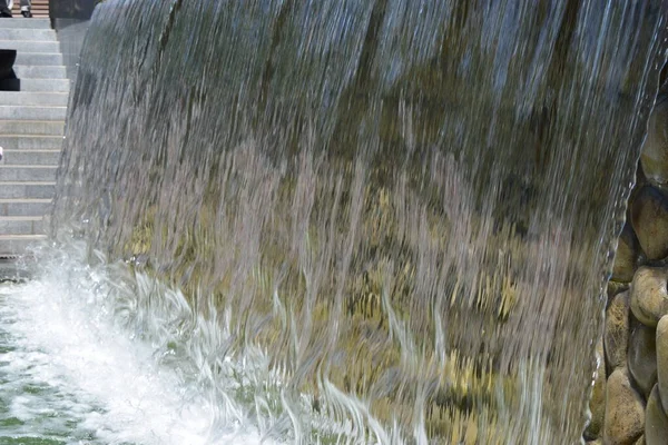 Cascada Artificial Fuente Ciudad Primer Plano Verter Agua — Foto de Stock