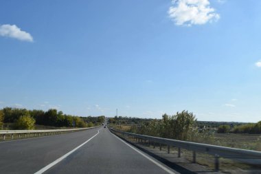 Boş asfalt yolu ve yeşil çay tarlası doğa manzarası..