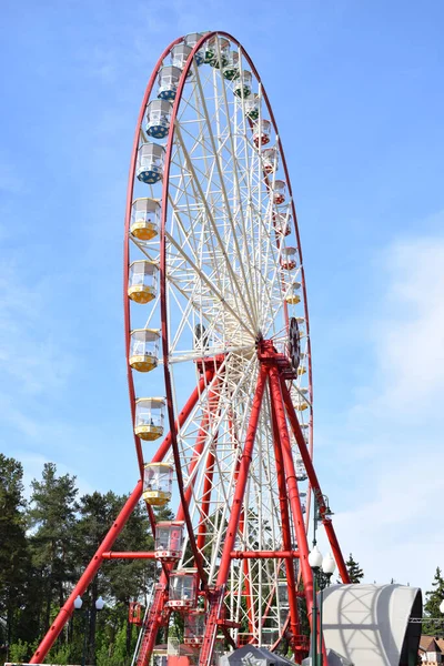Ferris Wheel Blue Sky City Park Copy Space — Stock Photo, Image