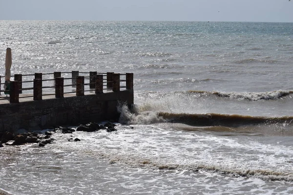 Μεγάλα Κύματα Πέφτουν Πάνω Μια Προβλήτα Προβλήτα Κόβει Κύματα Της — Φωτογραφία Αρχείου