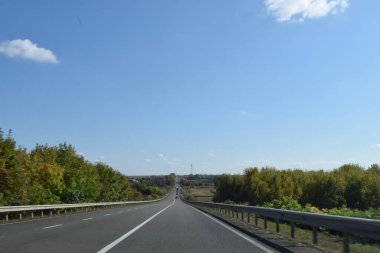Yazın kır yolu manzarası. Boş asfalt yolu ve yeşil çay tarlası doğa manzarası..
