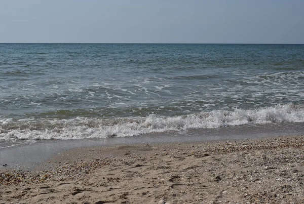 Bela Paisagem Água Mar Cor Turquesa Areia Céu Ondas Estão — Fotografia de Stock