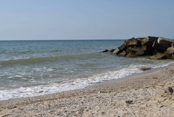 Фрагменти Скелі Дикому Пляжі Небо Було Ясне Морські Води Ють — стокове фото