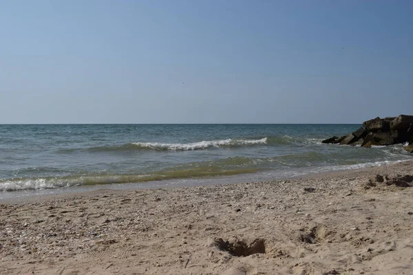 Zee Strand Blauwe Lucht Zand Zon Zomerzeekust Met Golven — Stockfoto