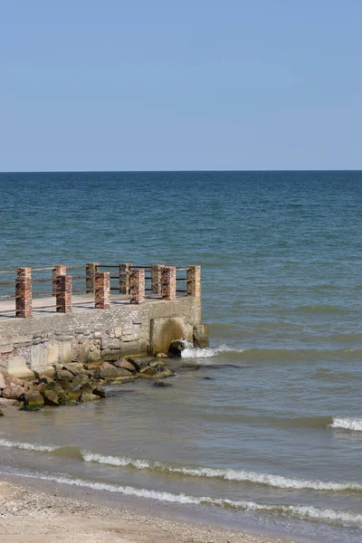 Big Sea Waves Splashing Pier Pier Cuts Sea Waves Coast — Stock Photo, Image