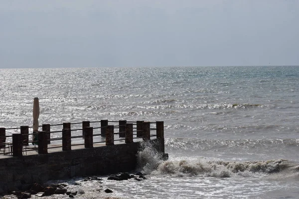 Grote Golven Spatten Tegen Een Pier Pier Snijdt Zee Golven — Stockfoto