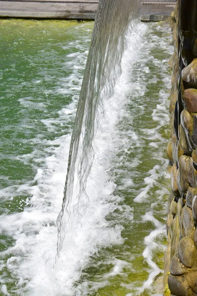 Mesterséges Vízesés Városi Szökőkút Közelkép Öntő Víz — Stock Fotó