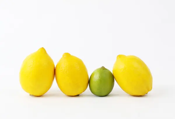 Три лимони і лайм — стокове фото