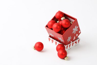 Noel dekorasyon beyaz zemin üzerine kırmızı kutu