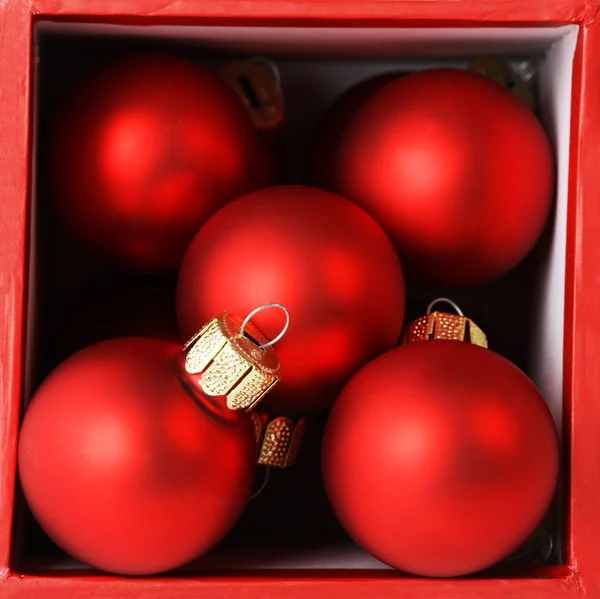 Boîte avec décorations de Noël rouges — Photo
