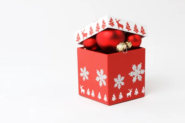 Caja roja con bolas de Navidad —  Fotos de Stock