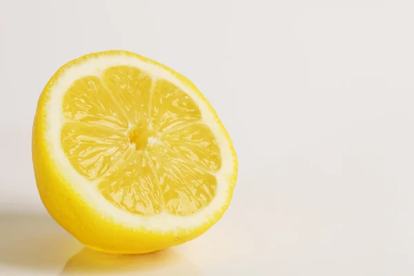 Нарізати лимон на білому тлі — стокове фото