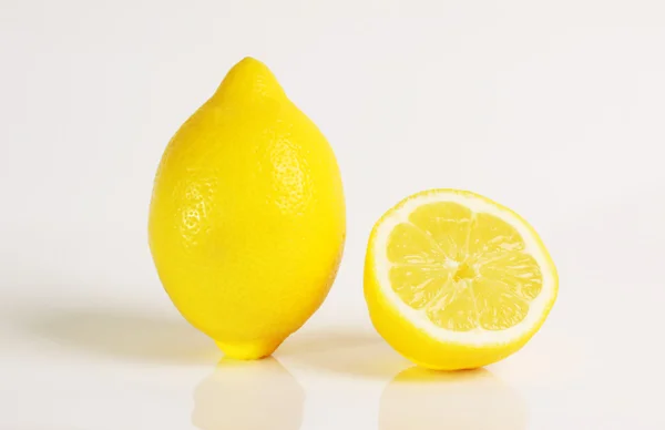 Нарізати лимон на білому тлі — стокове фото
