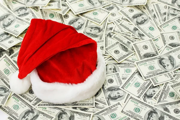 Santa claus kapelusz na pieniądze amerykański stu dolarowe — Zdjęcie stockowe