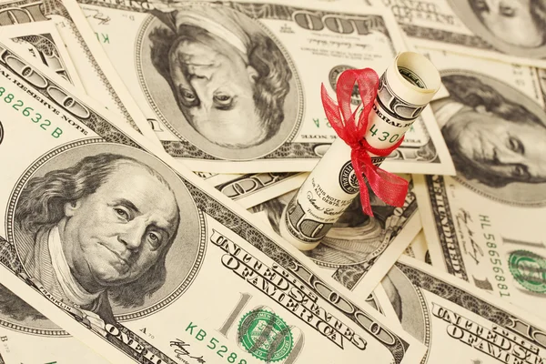 Dárek dolar na peníze americký sto dolarové bankovky — Stock fotografie