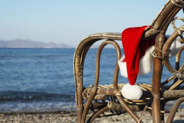 rattan sandalye santa claus şapka ile bir parçası stand kumsalda