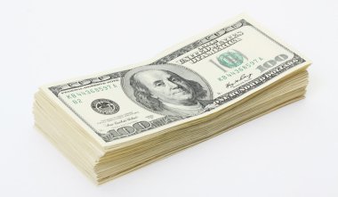 para Amerikan yüz dolar faturaları beyaz zemin üzerine yığını