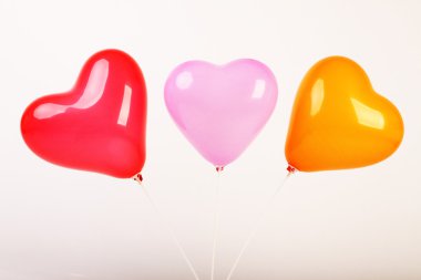 Üç renkli Kalp balonlar, kırmızı, pembe, turuncu