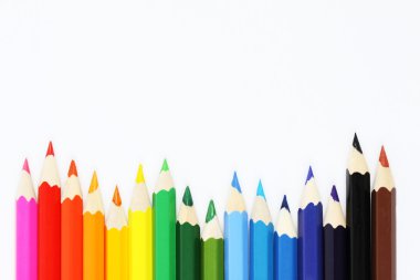 beyaz zemin üzerinde bir satırda renkli boya kalemi