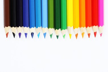 beyaz zemin üzerinde bir satırda renkli boya kalemi