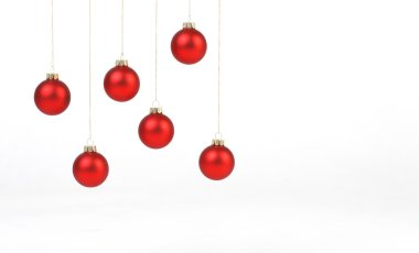 beyaz zemin üzerine altın dizeleri asılı kırmızı mat Noel topları