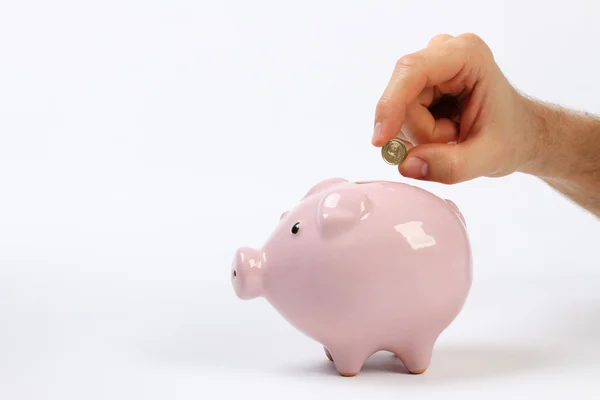 Piggy bank geld opmaakprofiel met een kopeck vallen in sleuf op witte achtergrond — Stockfoto