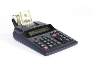 masaüstü hesap makinesi kâğıt şerit beyaz zemin üzerine para Amerikan yüz dolar faturaları ile.