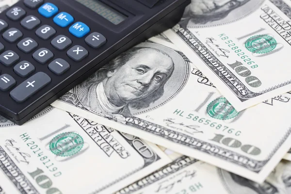 Hesap makinesinde para Amerikan yüz dolar faturaları - yatay — Stok fotoğraf