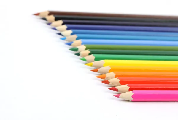 Lápices de colores en una fila sobre fondo blanco — Foto de Stock