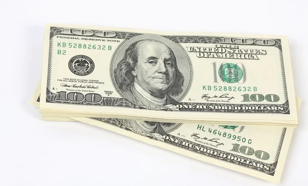 Stapel geld Amerikaanse honderd-dollarbiljetten op witte achtergrond — Stockfoto
