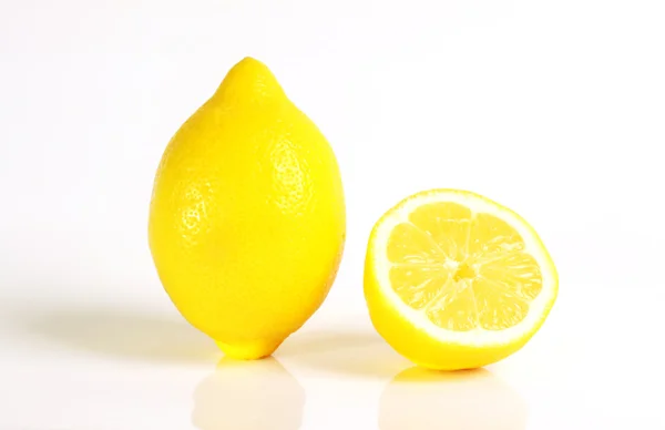 Свіжий жовтий лимон з половиною на білому тлі — стокове фото