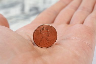 Detaylı görünüm ayakta kuruş para Amerikan yüz dolar faturaları arka plan üzerinde erkek elde