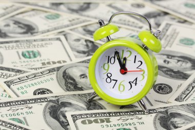 arka plan beyaz zemin üzerine para Amerikan yüz dolar faturaları üzerinde eski çalar saat ayakta