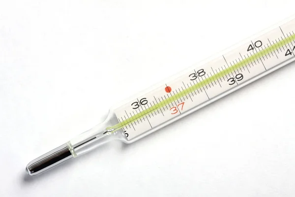 Detail van kwik thermometer op witte achtergrond — Stockfoto