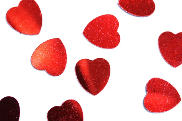 Corações vermelhos confetti no fundo branco — Fotografia de Stock