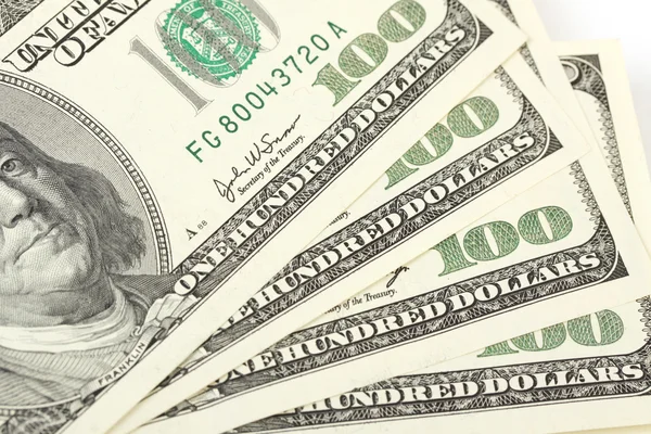 Stapel geld Amerikaanse honderd-dollarbiljetten — Stockfoto