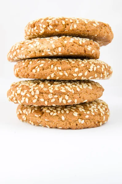 Biscoitos de aveia com sementes de gergelim em um fundo branco — Fotografia de Stock