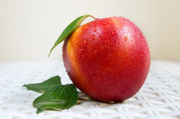 Nectarine avec gouttelettes d'eau Images De Stock Libres De Droits