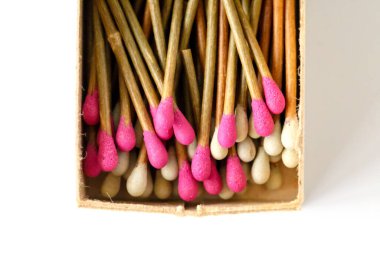 Beyaz arka planda eski Küba bambu eşleşmeleri.