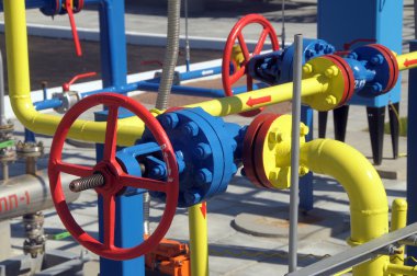 gaz valfleri gaz kompresör istasyonu vardır.