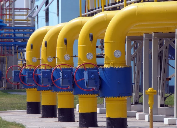 Las válvulas de gas están en la estación del compresor de gas —  Fotos de Stock