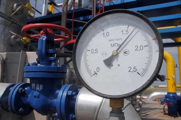 Pressure gauge at the gas compressor station — Stock Photo, Image