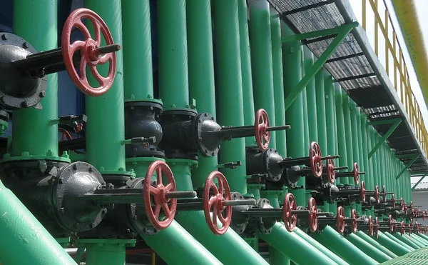 Las válvulas de gas están en la estación del compresor de gas —  Fotos de Stock