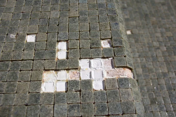 Λείπουν Πλακάκια Μια Γκρι Μωσαϊκό Εγκαταλελειμμένη Πισίνα — Φωτογραφία Αρχείου