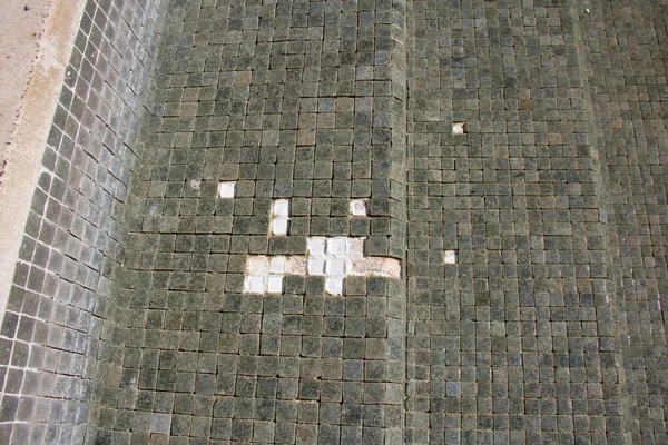 Fehlende Fliesen Einem Grauen Mosaik Verlassenen Schwimmbad lizenzfreie Stockfotos