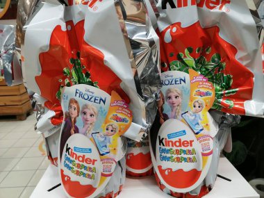 Portekiz 'de bir süpermarkette satılık Kinder Donmuş Paskalya yumurtaları. 