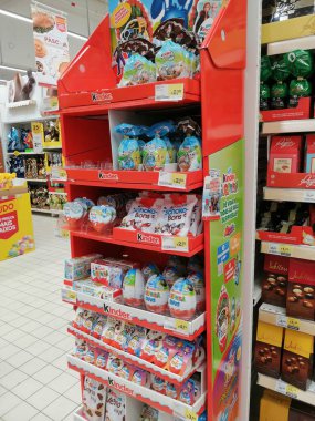 Portekiz 'de bir süpermarkette satılık Kinder Donmuş Paskalya yumurtaları. 