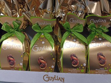  Faro, Portimao, Portekiz. 12,04,2022 civarı. Portekiz 'de bir süpermarkette satılık Guylian Paskalya yumurtaları.