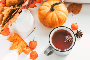 Penceredeki rahat sonbahar dekorasyonu hygge tarzında